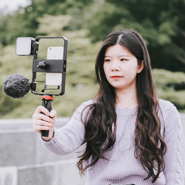 YELANGU PC204 YLG1801D Vlogging ライブ配信 LED 自撮りライト スマートフォン ビデオリグ ハンドル スタビライザーブラケットキット マイク＆三脚付き, PC204