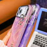 プラチナム羽ガーゼテクスチャーリストバンドホルダーTPUスマホケース（レンズフィルム付き）、iPhone 13用