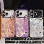 プラチナム羽テクスチャーリストバンドホルダーTPUスマホケース（レンズフィルム付き）、iPhone 13用