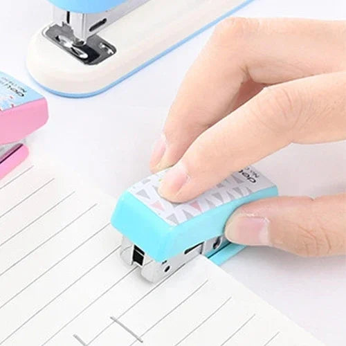 Deli クリエイティブ文具 幾何学ステープラー カラフルファッションステープラー 学校・オフィス用品 小型、サイズ：4.9*2.2cm、ランダムカラー配送、4.9x2.2cm