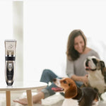 P2 110-240V セラミックチタン プロフェッショナルペット電動はさみ ペット用ヘアクリッパー 四つのコーム付き、セラミックチタンはさみ
