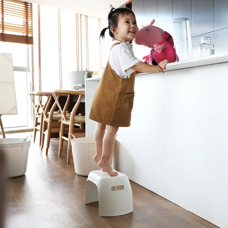 厚手プラスチックチェア 家庭用足置き台 浴室用滑り止め子供用小型スツール、滑り止め小型スツール