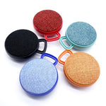 A01L 布地テクスチャ丸型ポータブルミニBluetoothスピーカー、ハンズフリー通話・TFカード対応、A01L ブラック、A01L グリーン、A01L ブルー、A01L レッド