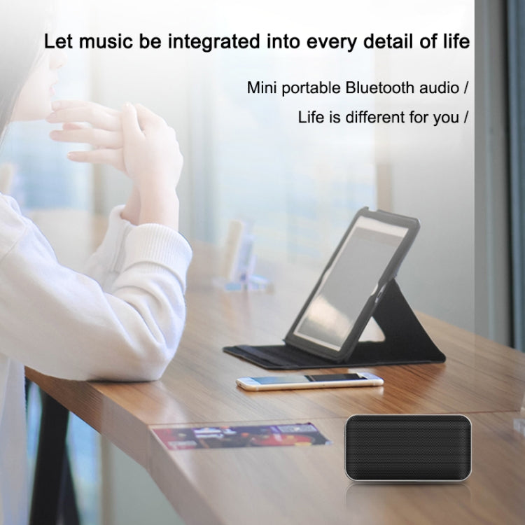 BT209 アウトドアポータブル超薄型ミニワイヤレス Bluetoothスピーカー、TFカード＆ハンズフリー通話対応、シルバー