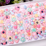 100個セット 子供用かわいいカートゥーン樹脂花動物ハートリボンリング、マット仕上げ、マット仕上げ、100個