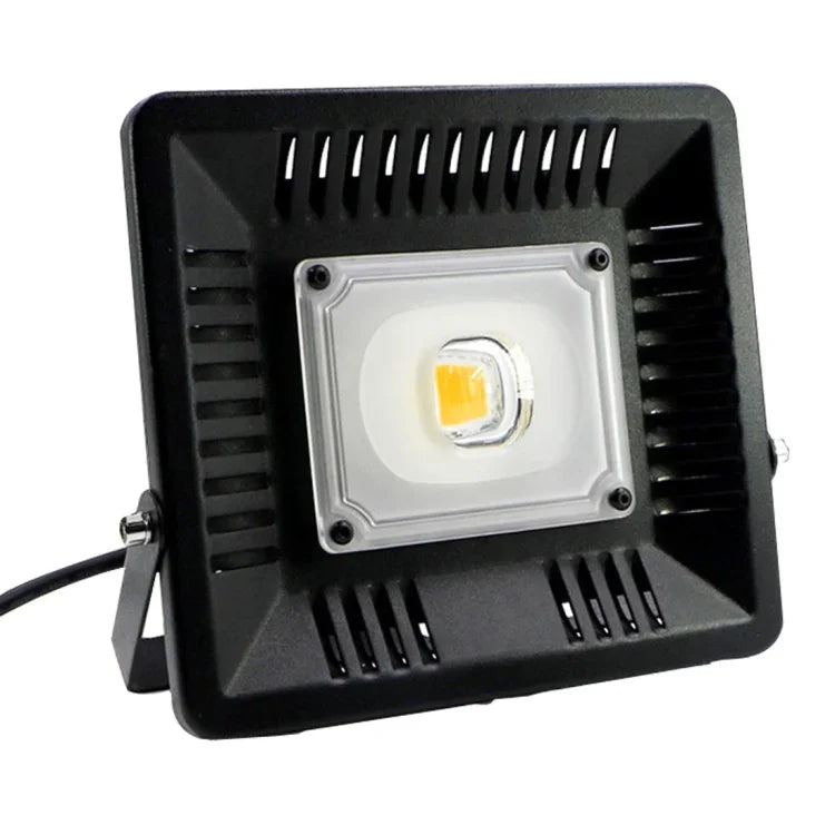 光束：> 2400LM、力率 > 0.9、演色評価数 > 80、交流90-140V
