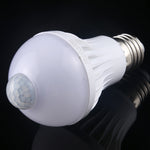 E27 5W 12灯SMD 5730 300LM赤外線モーションセンサーLED電球、センサー距離：4-6m、AC 220V、E27 5W白色光、E27 5W暖色光