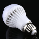E27 5W 12灯SMD 5730 300LM赤外線モーションセンサーLED電球、センサー距離：4-6m、AC 220V、E27 5W白色光、E27 5W暖色光