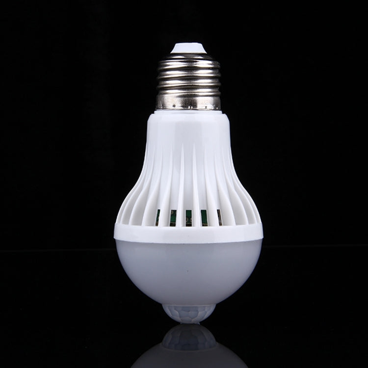 E27 5W 12灯SMD 5730 300LM赤外線モーションセンサーLED電球、センサー距離：4-6m、AC 220V、E27 5W白色光、E27 5W暖色光