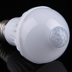 E27 5W 12灯SMD 5730 300LM赤外線モーションセンサーLED電球、センサー距離：4-6m、AC 220V、E27 5W白色光、E27 5W暖色光