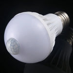E27 7W 16灯SMD 5730 450LM赤外線モーションセンサーLED電球、センサー距離：4-6m、AC 220V、E27 7W白色光