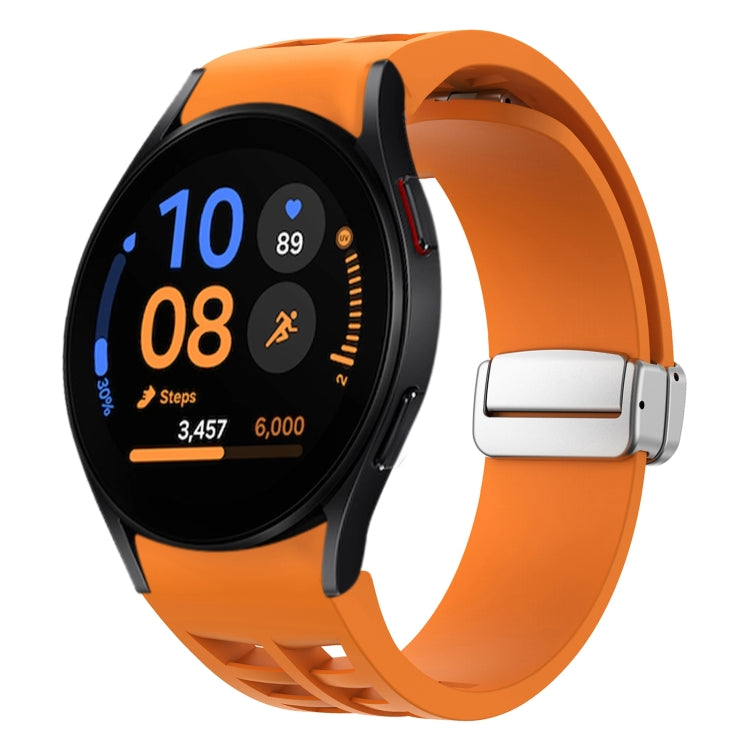 リチャード マグネティック折りたたみシルバーバックルシリコン製時計バンド、Samsung Galaxy Watch FE 40mm用、Samsung Galaxy Watch 5 Pro ゴルフエディション用、Samsung Galaxy Watch 5 ゴルフエディション用