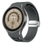 リチャード マグネティック折りたたみシルバーバックルシリコン製時計バンド、Samsung Galaxy Watch 5 Pro 45mm用、Samsung Galaxy Watch 7 40 / 44mm用、Samsung Galaxy Watch 6 Classic 43 / 47mm用