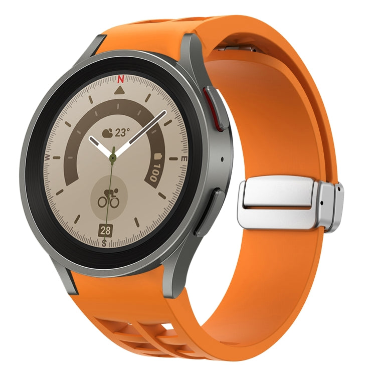 リチャード マグネティック折りたたみシルバーバックルシリコン製時計バンド、Samsung Galaxy Watch 5 Pro 45mm用、Samsung Galaxy Watch 7 40 / 44mm用、Samsung Galaxy Watch 6 Classic 43 / 47mm用
