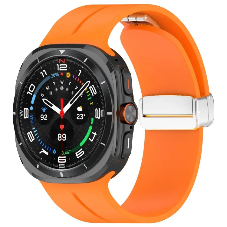 Samsung Galaxy Watch Ultra 47mm / Ultra 2025 用 グルーブマグネティック折りたたみシルバーバックルシリコンウォッチバンド