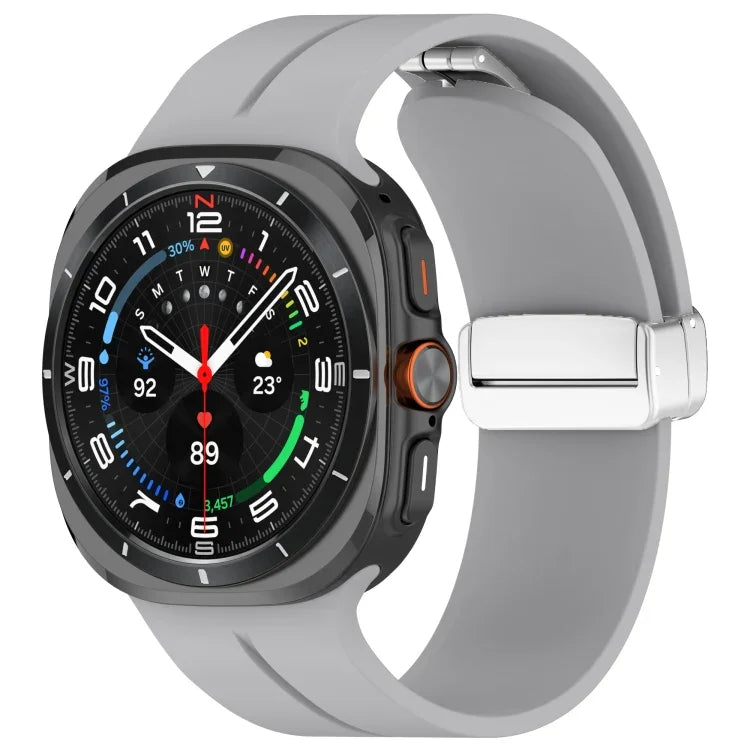Samsung Galaxy Watch Ultra 47mm / Ultra 2025 用 グルーブマグネティック折りたたみシルバーバックルシリコンウォッチバンド