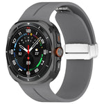 Samsung Galaxy Watch Ultra 47mm / Ultra 2025 用 グルーブマグネティック折りたたみシルバーバックルシリコンウォッチバンド