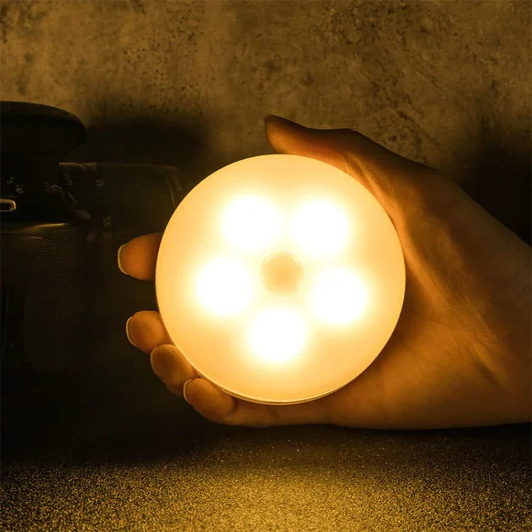 インテリジェント人体感知LEDナイトライト コントロール付き寝室用ベッドサイドテーブルランプ、電池式、充電式