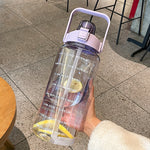 GYBL4503 2000ml 大容量アウトドアスポーツウォーターボトル ストロー付き 仕様：パープル、パープル＋ステッカー、パープル＋3Dステッカー、グリーン、グリーン＋ステッカー、グリーン＋3Dステッカー、ブルー、ブルー＋ステッカー、ブルー＋3Dステッカー、ブラック、ブラック＋ステッカー、ブラック＋3Dステッカー、ピンク