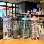 GYBL4503 2000ml 大容量アウトドアスポーツウォーターボトル ストロー付き 仕様：パープル、パープル＋ステッカー、パープル＋3Dステッカー、グリーン、グリーン＋ステッカー、グリーン＋3Dステッカー、ブルー、ブルー＋ステッカー、ブルー＋3Dステッカー、ブラック、ブラック＋ステッカー、ブラック＋3Dステッカー、ピンク