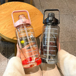 GYBL4503 2000ml 大容量アウトドアスポーツウォーターボトル ストロー付き 仕様：パープル、パープル＋ステッカー、パープル＋3Dステッカー、グリーン、グリーン＋ステッカー、グリーン＋3Dステッカー、ブルー、ブルー＋ステッカー、ブルー＋3Dステッカー、ブラック、ブラック＋ステッカー、ブラック＋3Dステッカー、ピンク
