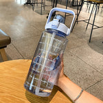 GYBL4503 2000ml 大容量アウトドアスポーツウォーターボトル ストロー付き 仕様：パープル、パープル＋ステッカー、パープル＋3Dステッカー、グリーン、グリーン＋ステッカー、グリーン＋3Dステッカー、ブルー、ブルー＋ステッカー、ブルー＋3Dステッカー、ブラック、ブラック＋ステッカー、ブラック＋3Dステッカー、ピンク