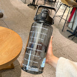 GYBL4503 2000ml 大容量アウトドアスポーツウォーターボトル ストロー付き 仕様：パープル、パープル＋ステッカー、パープル＋3Dステッカー、グリーン、グリーン＋ステッカー、グリーン＋3Dステッカー、ブルー、ブルー＋ステッカー、ブルー＋3Dステッカー、ブラック、ブラック＋ステッカー、ブラック＋3Dステッカー、ピンク