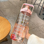 GYBL4503 2000ml 大容量アウトドアスポーツウォーターボトル ストロー付き 仕様：パープル、パープル＋ステッカー、パープル＋3Dステッカー、グリーン、グリーン＋ステッカー、グリーン＋3Dステッカー、ブルー、ブルー＋ステッカー、ブルー＋3Dステッカー、ブラック、ブラック＋ステッカー、ブラック＋3Dステッカー、ピンク