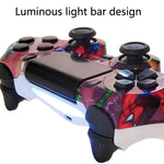 PS4用ワイヤレスBluetoothゲームコントローラー ライトストリップ付き デュアルバイブレーションゲームハンドル ホワイト、ブラック、レッド、ブルー、グリーン、ローズレッド、レター、ライン、ファイアゴースト、カートゥーン、ハルク、スケルトン、ギア、ライトニング、フレーム、クラウド、バースト、木目、スター レッド